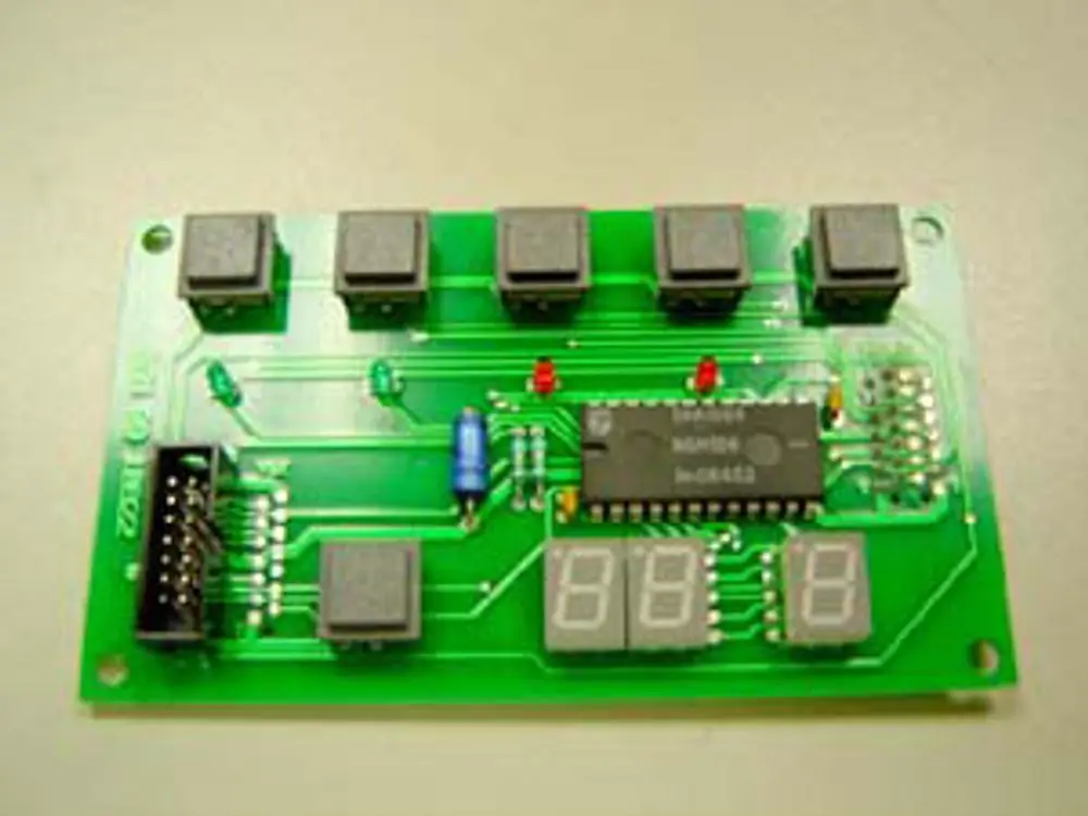 Grüne Leiterplatte mit mehreren Tasten, zwei 7-Segment-Anzeigen, LED-Anzeigen und einem Mikrochip. Produkt von Remeha.